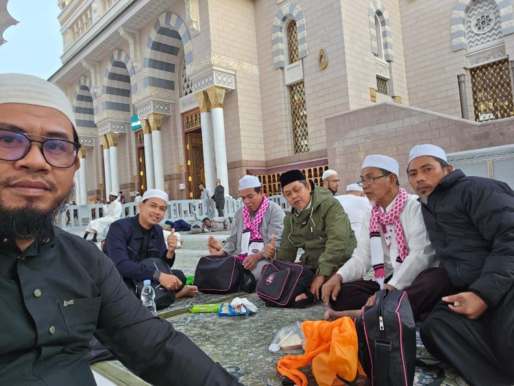 Kiai Sudirman Bawa Taklim Subuh di Halaman Masjid Madinah