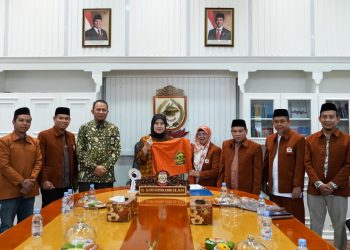 Pembina IMTI Serahkan Cindera Mata ke Wakil Wali Kota Makassar, Aliyah Mustika
