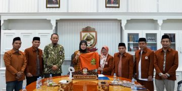 Pembina IMTI Serahkan Cindera Mata ke Wakil Wali Kota Makassar, Aliyah Mustika