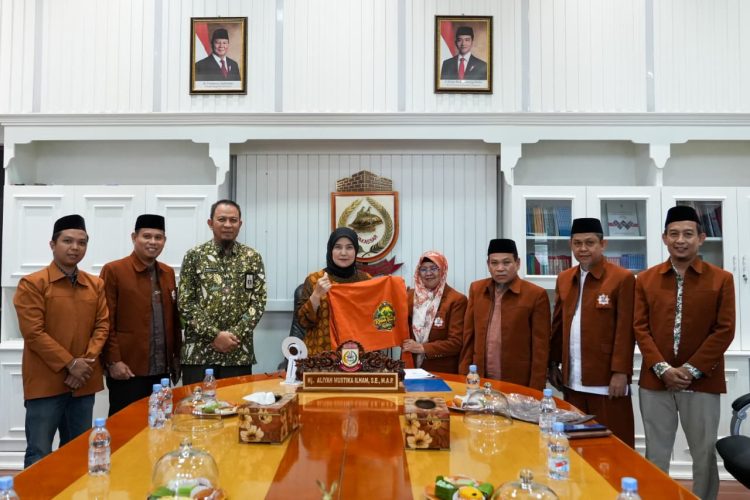 Pembina IMTI Serahkan Cindera Mata ke Wakil Wali Kota Makassar, Aliyah Mustika