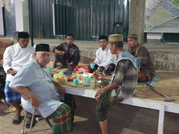 Warga Sambut Pemotongan Hewan Qurban di Masjid Agung TI Maros