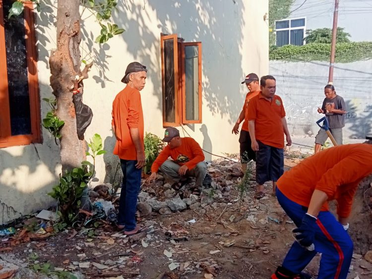 YTI, Gelar Kerja Bhakti, Benahi Lahan Parkir untuk Ambulans