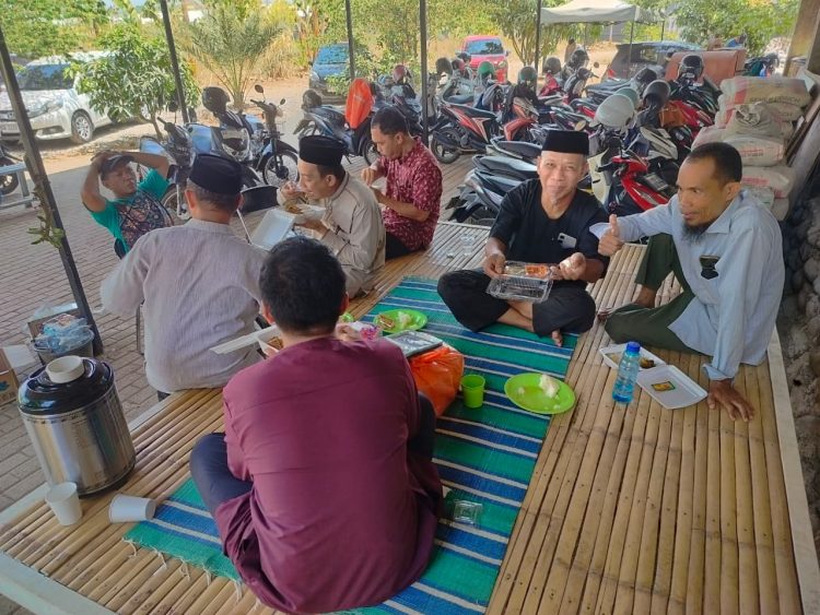 Penuh Kekeluargaan Jamaah dan Pengurus Masjid Agung TI
